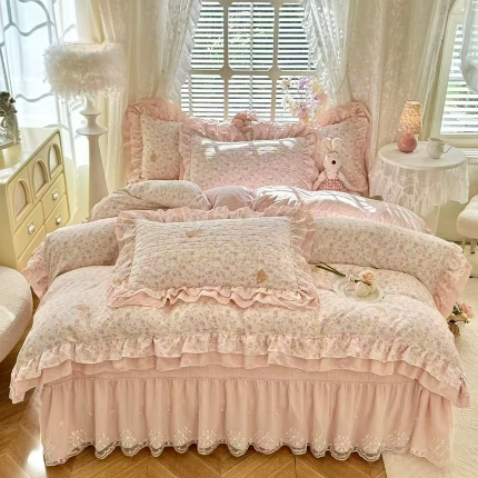 91家纺网 家纺一手货源 找家纺 （总）漫布云家纺2025新款活性印花ins风小碎花软糯水洗棉床盖款四件套全棉纯棉花边款被套