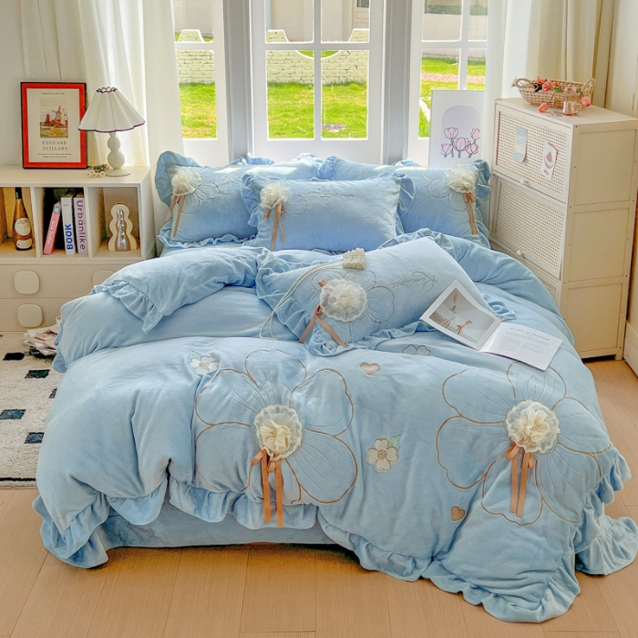 91家纺网 家纺一手货源 找家纺 【苏东来】2025高端韩版花边纯色甜美公主赫本风立体盘花牛奶绒刺绣花四件套清新少女婴儿法莱兔绒四件套