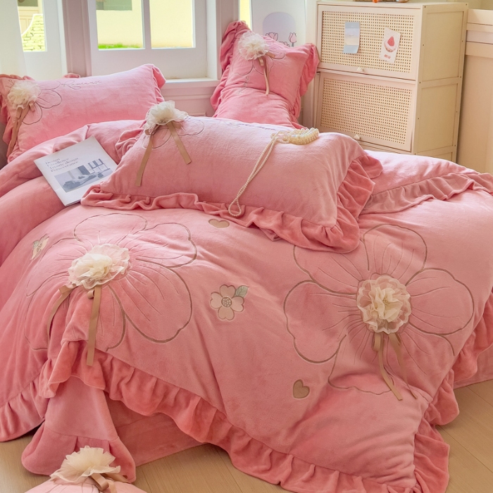 91家纺网 家纺一手货源 找家纺 【苏东来】2025高端韩版花边纯色甜美公主赫本风立体盘花牛奶绒刺绣花四件套清新少女婴儿法莱兔绒四件套