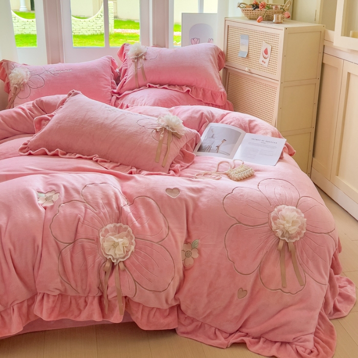 91家纺网 家纺一手货源 找家纺 【苏东来】2025高端韩版花边纯色甜美公主赫本风立体盘花牛奶绒刺绣花四件套清新少女婴儿法莱兔绒四件套