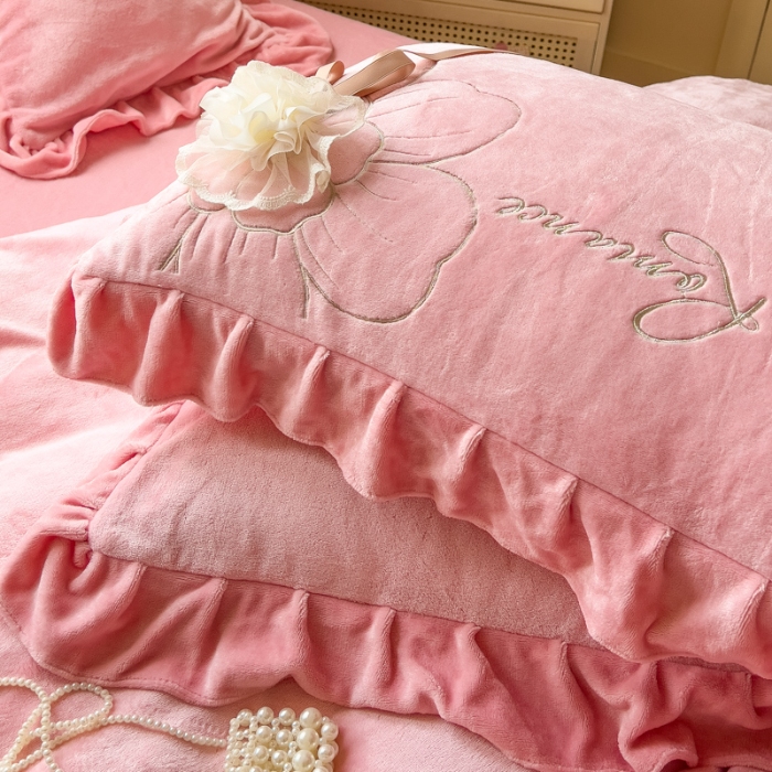 91家纺网 家纺一手货源 找家纺 【苏东来】2025高端韩版花边纯色甜美公主赫本风立体盘花牛奶绒刺绣花四件套清新少女婴儿法莱兔绒四件套