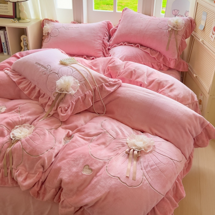 91家纺网 家纺一手货源 找家纺 【苏东来】2025高端韩版花边纯色甜美公主赫本风立体盘花牛奶绒刺绣花四件套清新少女婴儿法莱兔绒四件套