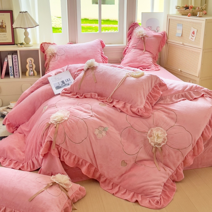 91家纺网 家纺一手货源 找家纺 【苏东来】2025高端韩版花边纯色甜美公主赫本风立体盘花牛奶绒刺绣花四件套清新少女婴儿法莱兔绒四件套