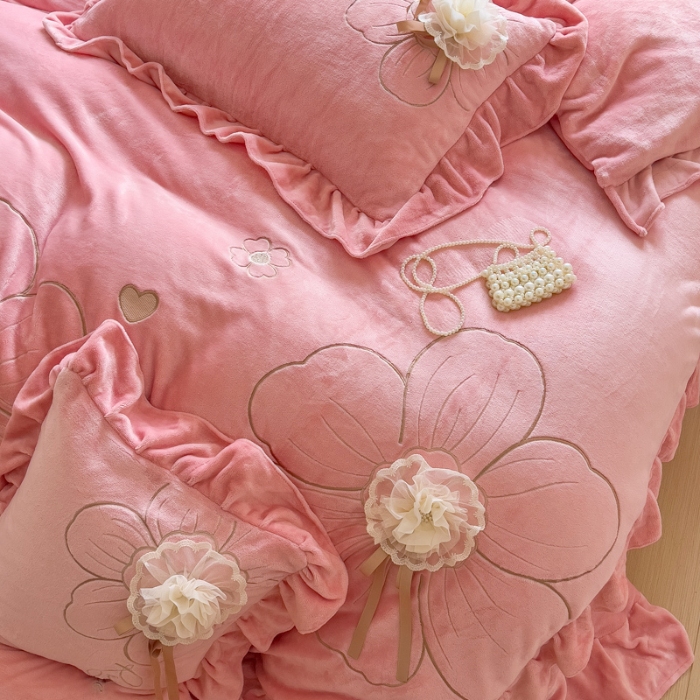 91家纺网 家纺一手货源 找家纺 【苏东来】2025高端韩版花边纯色甜美公主赫本风立体盘花牛奶绒刺绣花四件套清新少女婴儿法莱兔绒四件套