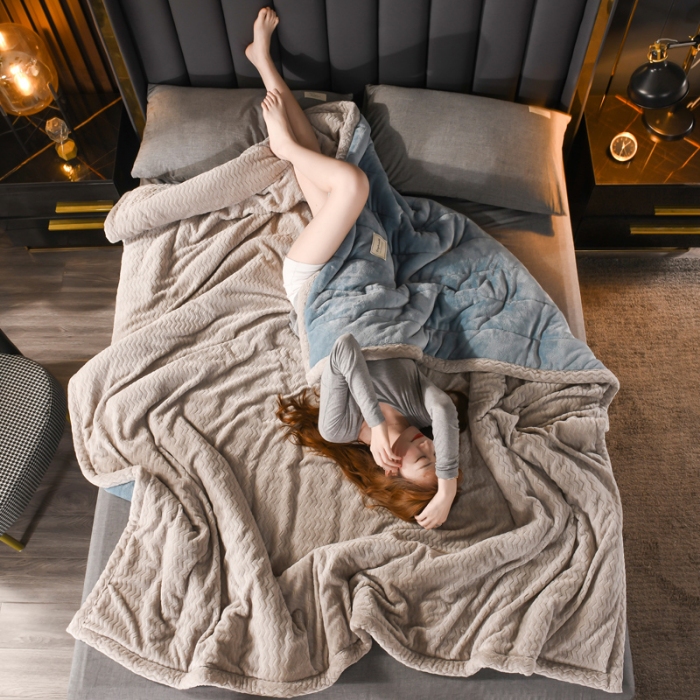 91家纺网 家纺一手货源 找家纺 （总）电商爆款·三层夹棉牛奶绒印花毛毯加棉素色盖毯纯色午睡毯多功能毯子可机洗