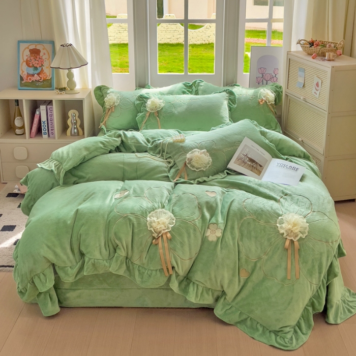 91家纺网 家纺一手货源 找家纺 （总）【苏东来】2025高端韩版花边纯色甜美公主赫本风立体盘花牛奶绒刺绣花四件套清新少女婴儿法莱兔绒四件套