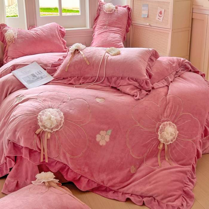 91家纺网 家纺一手货源 找家纺 【苏东来】2025高端韩版花边纯色甜美公主赫本风立体盘花牛奶绒刺绣花四件套清新少女婴儿法莱兔绒四件套 花开浪漫豆沙