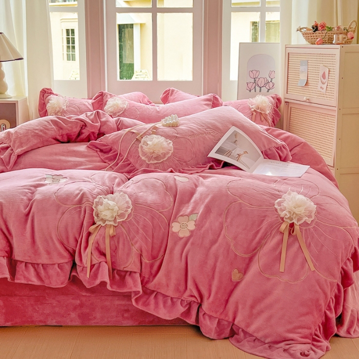 91家纺网 家纺一手货源 找家纺 【苏东来】2025高端韩版花边纯色甜美公主赫本风立体盘花牛奶绒刺绣花四件套清新少女婴儿法莱兔绒四件套 花开浪漫豆沙