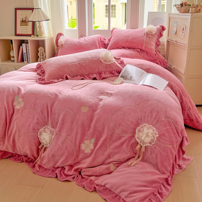 91家纺网 家纺一手货源 找家纺 【苏东来】2025高端韩版花边纯色甜美公主赫本风立体盘花牛奶绒刺绣花四件套清新少女婴儿法莱兔绒四件套 花开浪漫豆沙