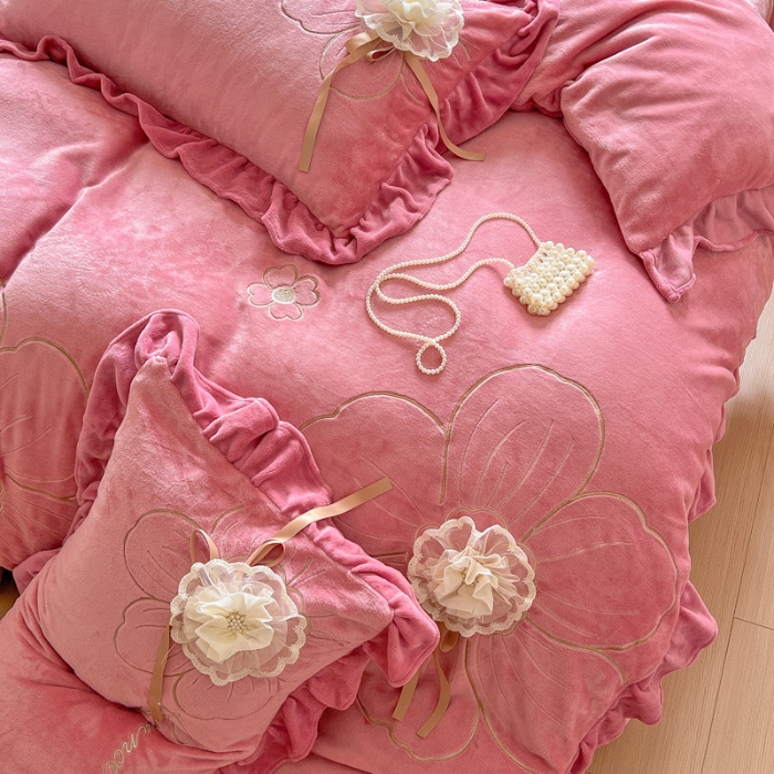 91家纺网 家纺一手货源 找家纺 【苏东来】2025高端韩版花边纯色甜美公主赫本风立体盘花牛奶绒刺绣花四件套清新少女婴儿法莱兔绒四件套 花开浪漫豆沙