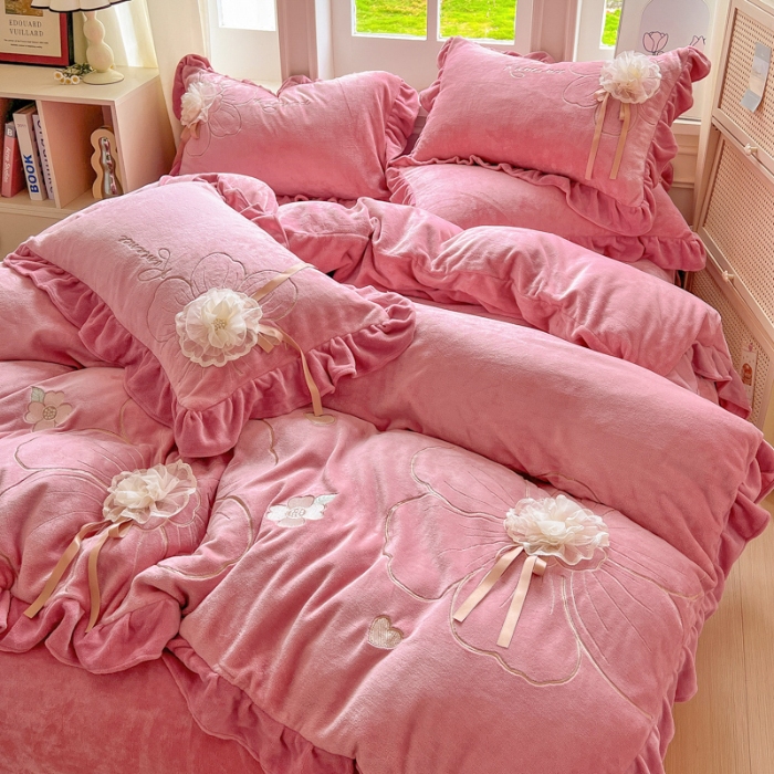 91家纺网 家纺一手货源 找家纺 【苏东来】2025高端韩版花边纯色甜美公主赫本风立体盘花牛奶绒刺绣花四件套清新少女婴儿法莱兔绒四件套 花开浪漫豆沙