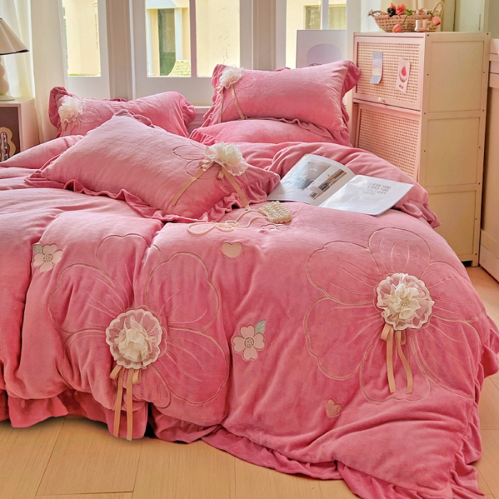 91家纺网 家纺一手货源 找家纺 【苏东来】2025高端韩版花边纯色甜美公主赫本风立体盘花牛奶绒刺绣花四件套清新少女婴儿法莱兔绒四件套 花开浪漫豆沙