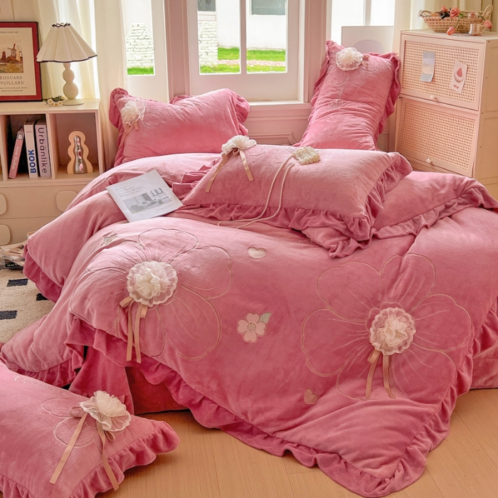 91家纺网 家纺一手货源 找家纺 【苏东来】2025高端韩版花边纯色甜美公主赫本风立体盘花牛奶绒刺绣花四件套清新少女婴儿法莱兔绒四件套 花开浪漫豆沙