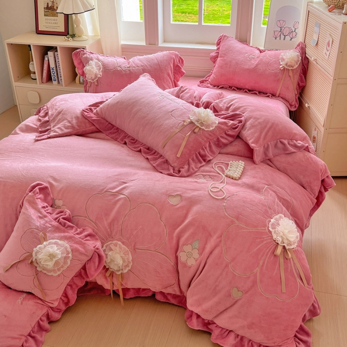 91家纺网 家纺一手货源 找家纺 【苏东来】2025高端韩版花边纯色甜美公主赫本风立体盘花牛奶绒刺绣花四件套清新少女婴儿法莱兔绒四件套 花开浪漫豆沙