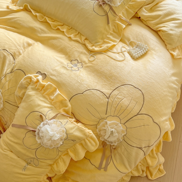 91家纺网 家纺一手货源 找家纺 【苏东来】2025高端韩版花边纯色甜美公主赫本风立体盘花牛奶绒刺绣花四件套清新少女婴儿法莱兔绒四件套 花开浪漫米黄