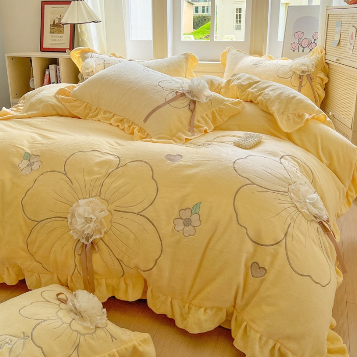 91家纺网 家纺一手货源 找家纺 【苏东来】2025高端韩版花边纯色甜美公主赫本风立体盘花牛奶绒刺绣花四件套清新少女婴儿法莱兔绒四件套 花开浪漫米黄