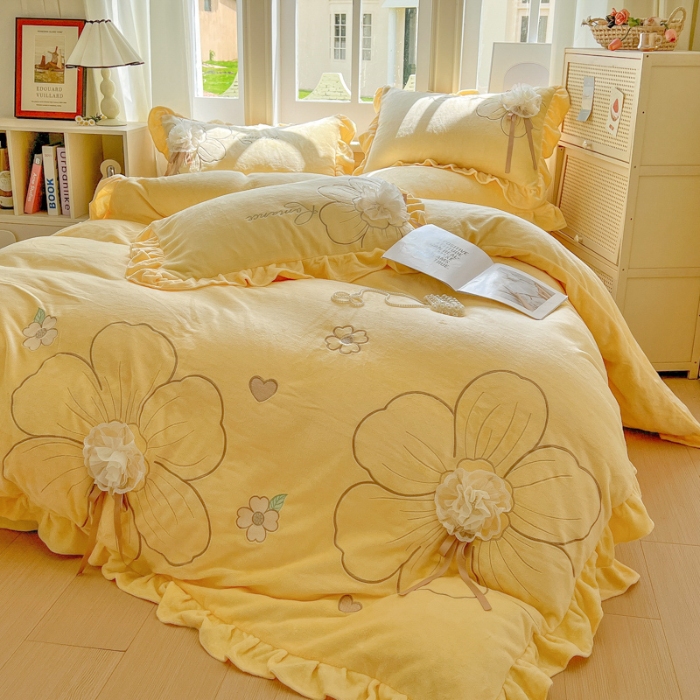 91家纺网 家纺一手货源 找家纺 【苏东来】2025高端韩版花边纯色甜美公主赫本风立体盘花牛奶绒刺绣花四件套清新少女婴儿法莱兔绒四件套 花开浪漫米黄