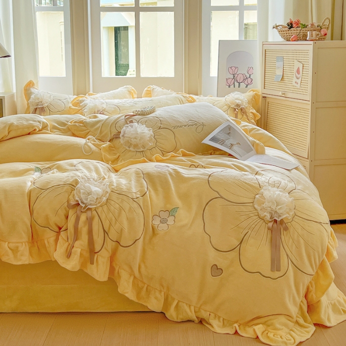 91家纺网 家纺一手货源 找家纺 【苏东来】2025高端韩版花边纯色甜美公主赫本风立体盘花牛奶绒刺绣花四件套清新少女婴儿法莱兔绒四件套 花开浪漫米黄