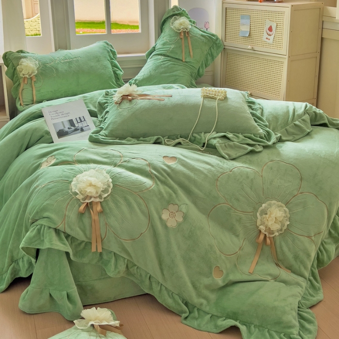 91家纺网 家纺一手货源 找家纺 【苏东来】2025高端韩版花边纯色甜美公主赫本风立体盘花牛奶绒刺绣花四件套清新少女婴儿法莱兔绒四件套 花开浪漫水绿