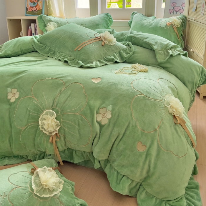 91家纺网 家纺一手货源 找家纺 【苏东来】2025高端韩版花边纯色甜美公主赫本风立体盘花牛奶绒刺绣花四件套清新少女婴儿法莱兔绒四件套 花开浪漫水绿