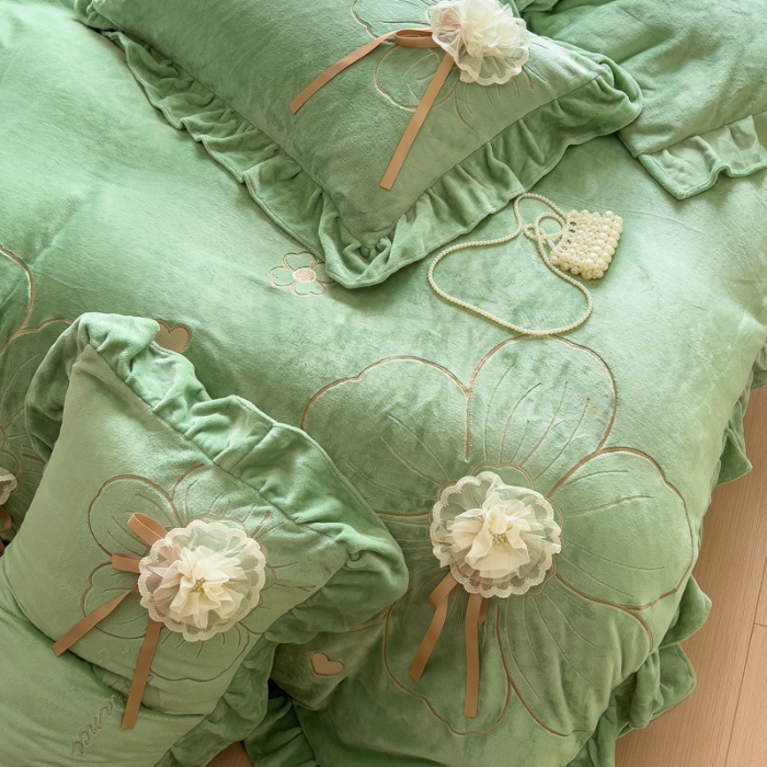 91家纺网 家纺一手货源 找家纺 【苏东来】2025高端韩版花边纯色甜美公主赫本风立体盘花牛奶绒刺绣花四件套清新少女婴儿法莱兔绒四件套 花开浪漫水绿