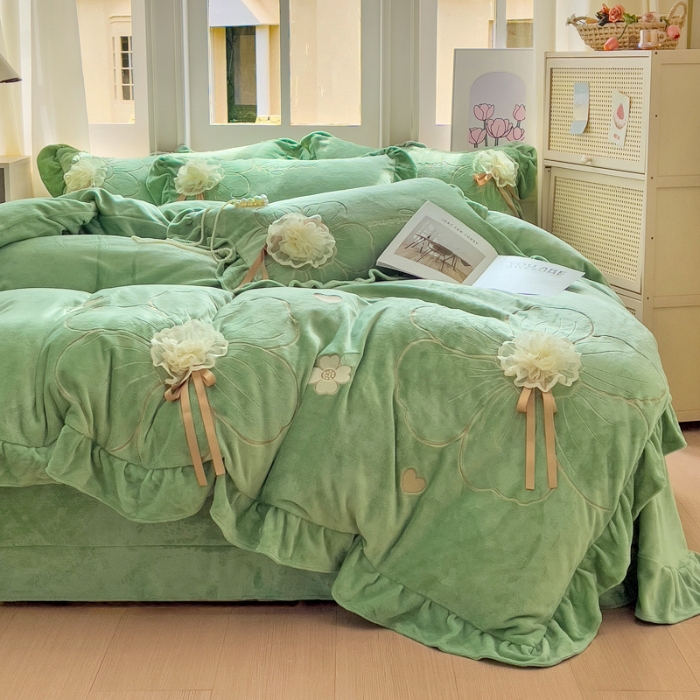 91家纺网 家纺一手货源 找家纺 【苏东来】2025高端韩版花边纯色甜美公主赫本风立体盘花牛奶绒刺绣花四件套清新少女婴儿法莱兔绒四件套 花开浪漫水绿