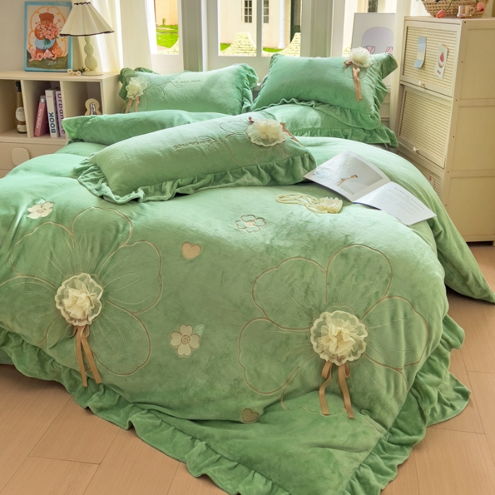 91家纺网 家纺一手货源 找家纺 【苏东来】2025高端韩版花边纯色甜美公主赫本风立体盘花牛奶绒刺绣花四件套清新少女婴儿法莱兔绒四件套 花开浪漫水绿