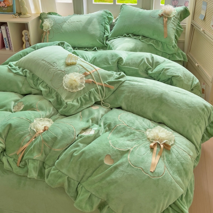 91家纺网 家纺一手货源 找家纺 【苏东来】2025高端韩版花边纯色甜美公主赫本风立体盘花牛奶绒刺绣花四件套清新少女婴儿法莱兔绒四件套 花开浪漫水绿