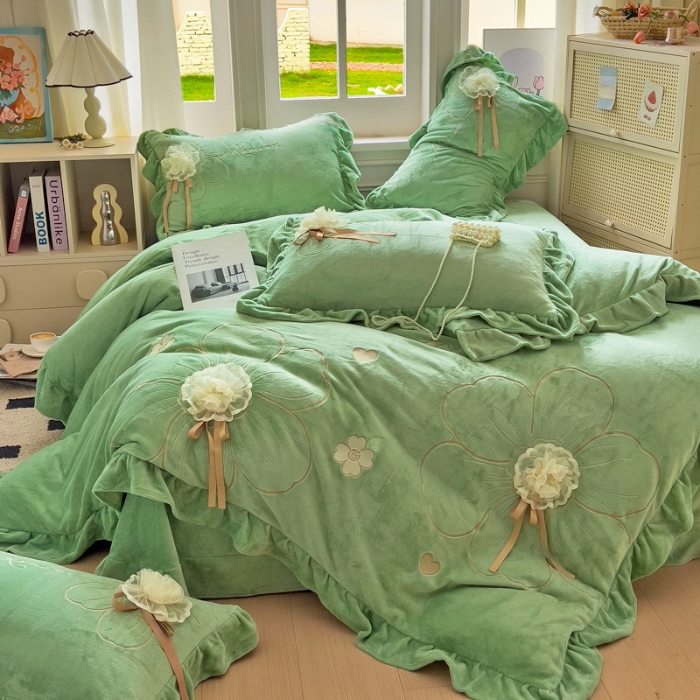 91家纺网 家纺一手货源 找家纺 【苏东来】2025高端韩版花边纯色甜美公主赫本风立体盘花牛奶绒刺绣花四件套清新少女婴儿法莱兔绒四件套 花开浪漫水绿