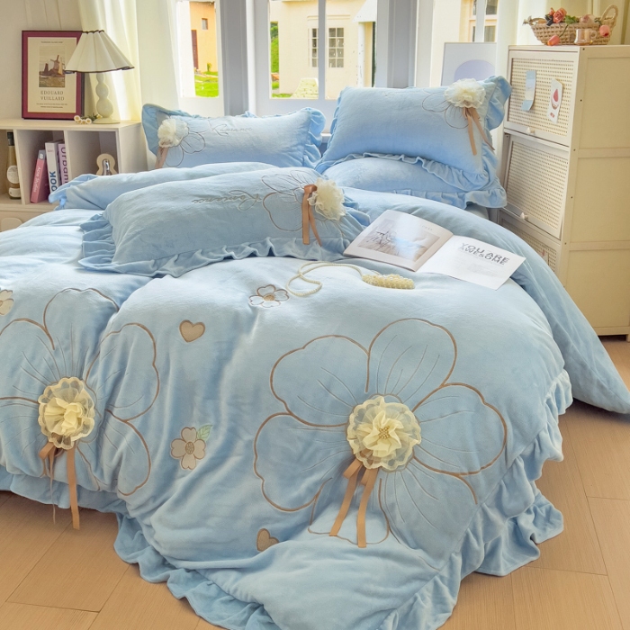 91家纺网 家纺一手货源 找家纺 【苏东来】2025高端韩版花边纯色甜美公主赫本风立体盘花牛奶绒刺绣花四件套清新少女婴儿法莱兔绒四件套 花开浪漫天蓝