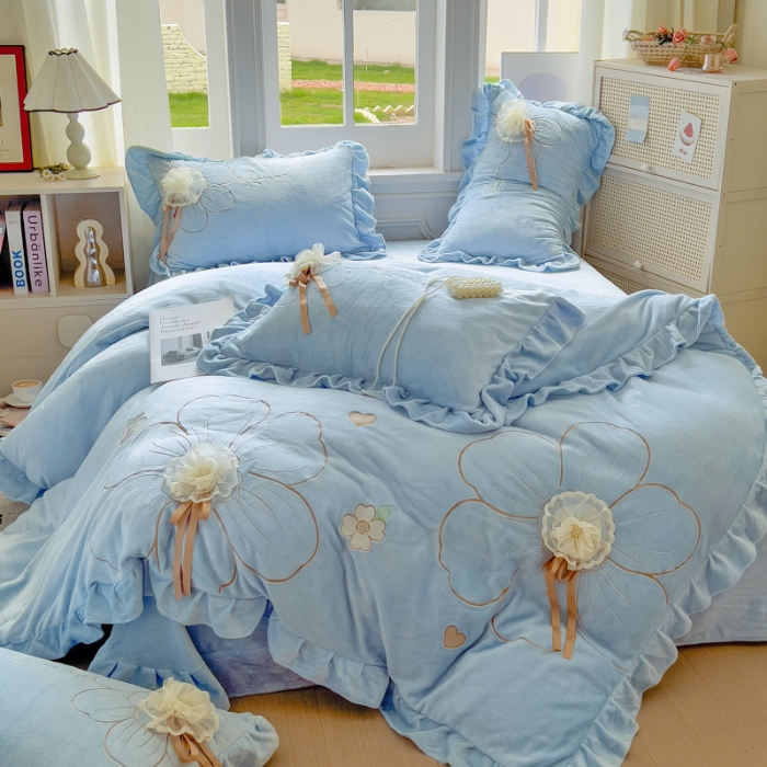 91家纺网 家纺一手货源 找家纺 【苏东来】2025高端韩版花边纯色甜美公主赫本风立体盘花牛奶绒刺绣花四件套清新少女婴儿法莱兔绒四件套 花开浪漫天蓝