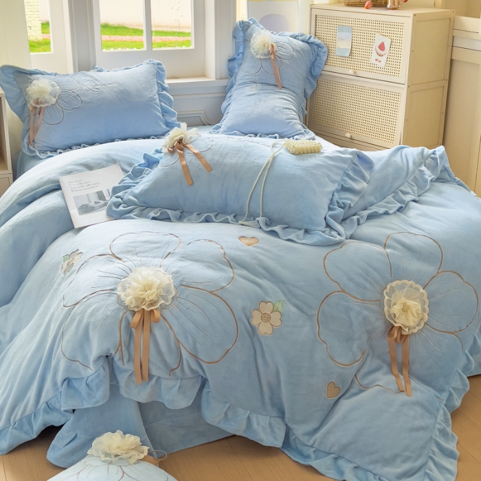 91家纺网 家纺一手货源 找家纺 【苏东来】2025高端韩版花边纯色甜美公主赫本风立体盘花牛奶绒刺绣花四件套清新少女婴儿法莱兔绒四件套 花开浪漫天蓝