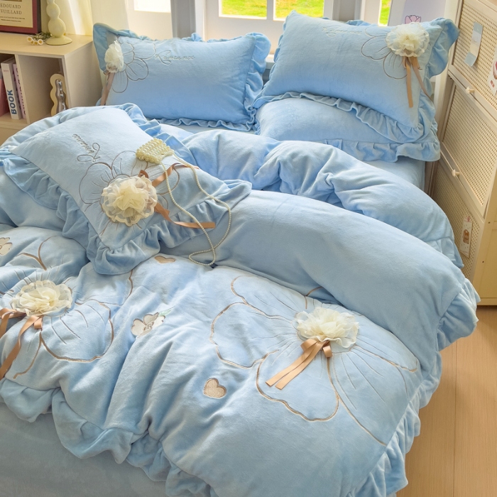 91家纺网 家纺一手货源 找家纺 【苏东来】2025高端韩版花边纯色甜美公主赫本风立体盘花牛奶绒刺绣花四件套清新少女婴儿法莱兔绒四件套 花开浪漫天蓝