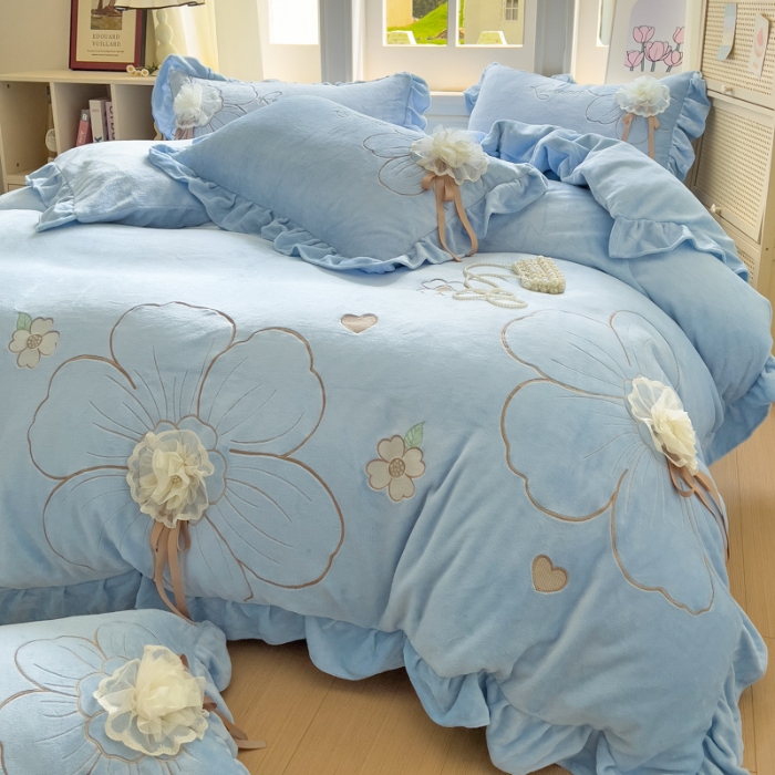 91家纺网 家纺一手货源 找家纺 【苏东来】2025高端韩版花边纯色甜美公主赫本风立体盘花牛奶绒刺绣花四件套清新少女婴儿法莱兔绒四件套 花开浪漫天蓝