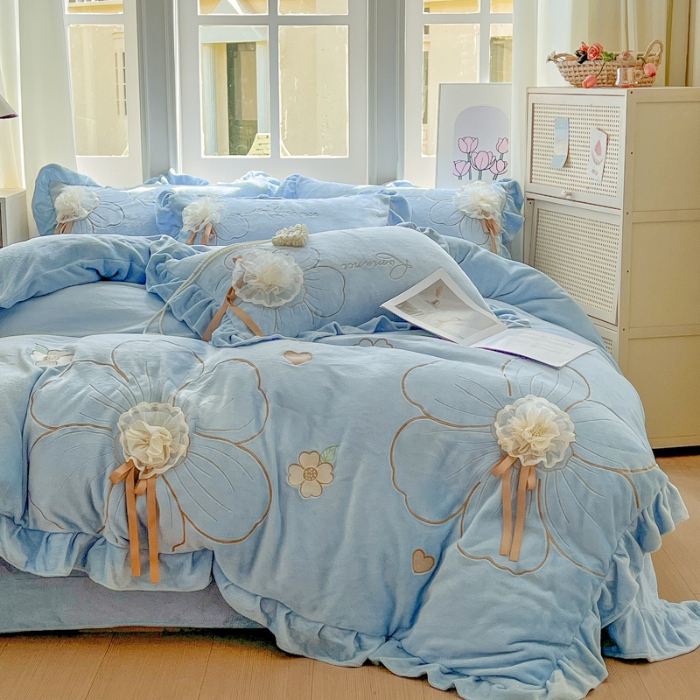 91家纺网 家纺一手货源 找家纺 【苏东来】2025高端韩版花边纯色甜美公主赫本风立体盘花牛奶绒刺绣花四件套清新少女婴儿法莱兔绒四件套 花开浪漫天蓝
