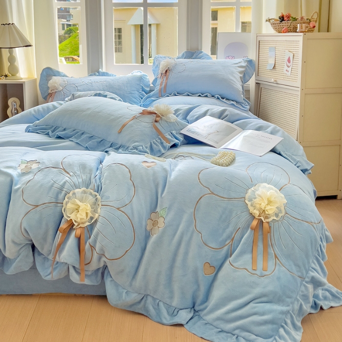 91家纺网 家纺一手货源 找家纺 【苏东来】2025高端韩版花边纯色甜美公主赫本风立体盘花牛奶绒刺绣花四件套清新少女婴儿法莱兔绒四件套 花开浪漫天蓝