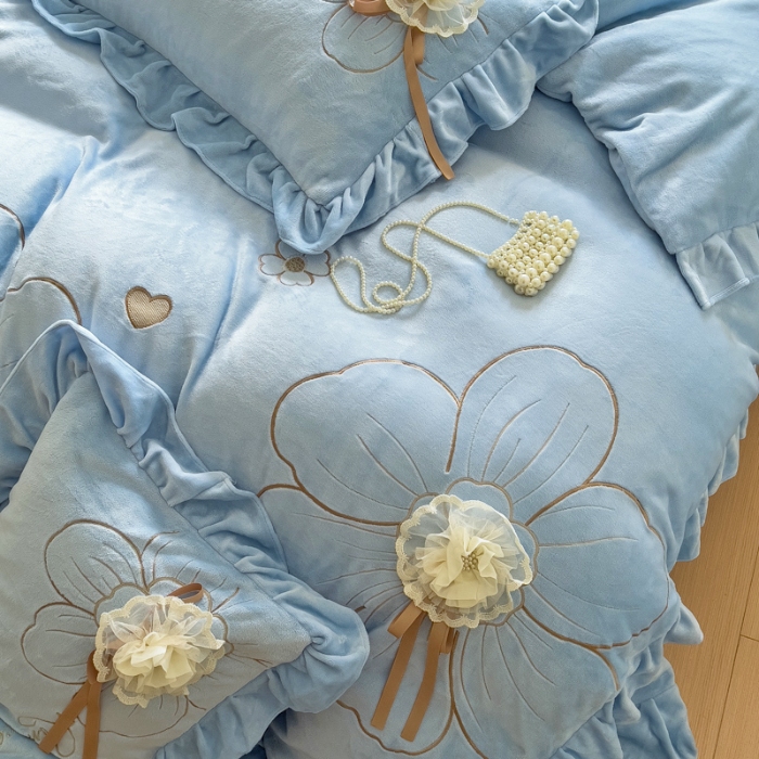 91家纺网 家纺一手货源 找家纺 【苏东来】2025高端韩版花边纯色甜美公主赫本风立体盘花牛奶绒刺绣花四件套清新少女婴儿法莱兔绒四件套 花开浪漫天蓝