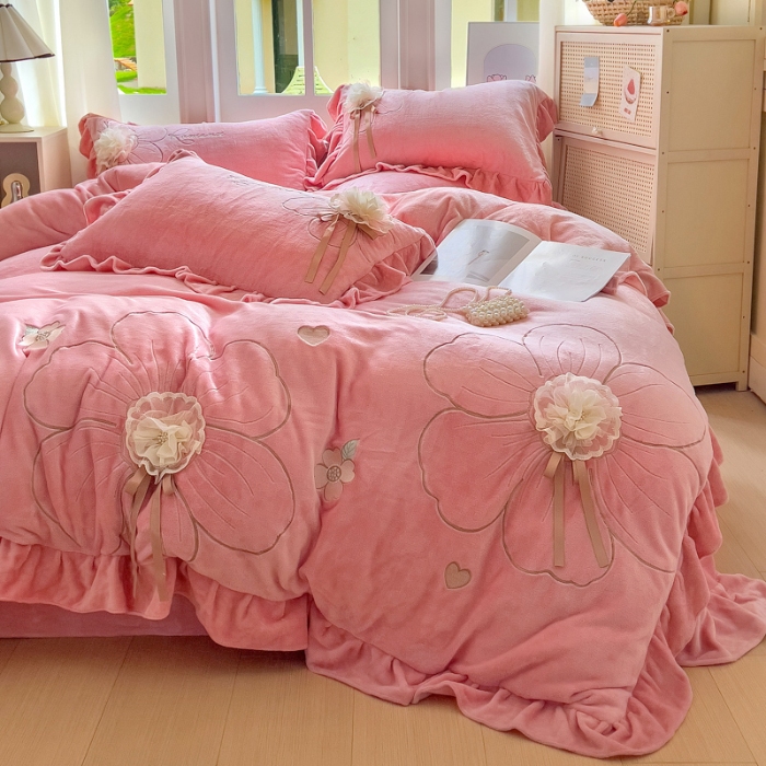 91家纺网 家纺一手货源 找家纺 【苏东来】2025高端韩版花边纯色甜美公主赫本风立体盘花牛奶绒刺绣花四件套清新少女婴儿法莱兔绒四件套 花开浪漫粉色