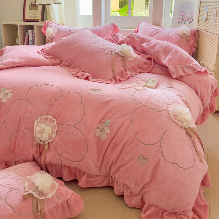 91家纺网 家纺一手货源 找家纺 【苏东来】2025高端韩版花边纯色甜美公主赫本风立体盘花牛奶绒刺绣花四件套清新少女婴儿法莱兔绒四件套 花开浪漫粉色