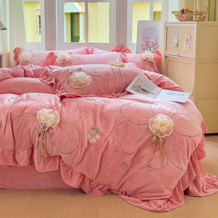 91家纺网 家纺一手货源 找家纺 【苏东来】2025高端韩版花边纯色甜美公主赫本风立体盘花牛奶绒刺绣花四件套清新少女婴儿法莱兔绒四件套 花开浪漫粉色