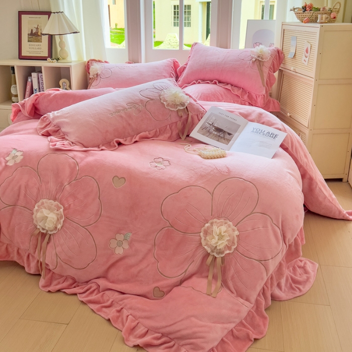 91家纺网 家纺一手货源 找家纺 【苏东来】2025高端韩版花边纯色甜美公主赫本风立体盘花牛奶绒刺绣花四件套清新少女婴儿法莱兔绒四件套 花开浪漫粉色