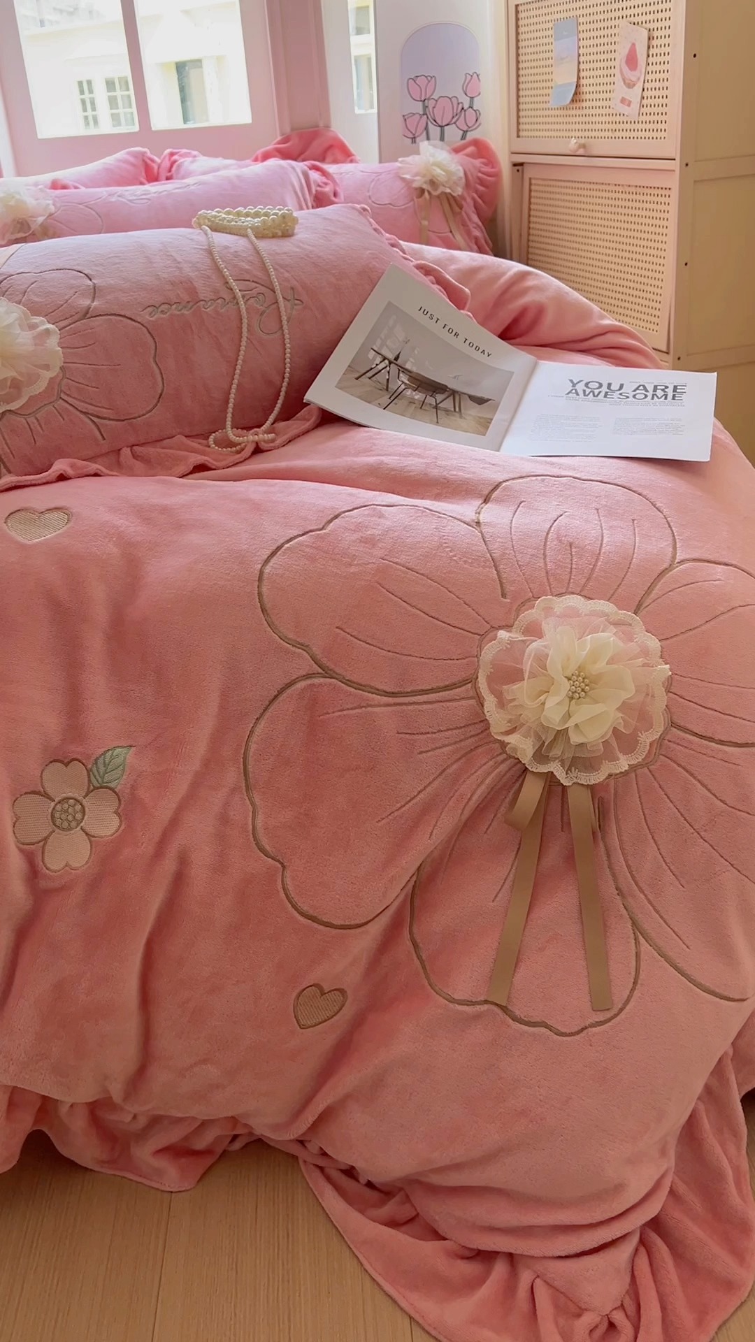 91家纺网 家纺一手货源 找家纺 【苏东来】2025高端韩版花边纯色甜美公主赫本风立体盘花牛奶绒刺绣花四件套清新少女婴儿法莱兔绒四件套 花开浪漫粉色