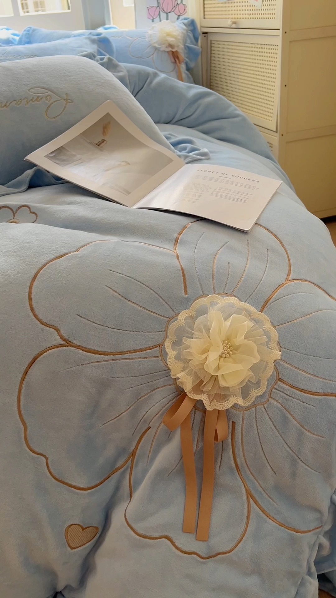 91家纺网 家纺一手货源 找家纺 【苏东来】2025高端韩版花边纯色甜美公主赫本风立体盘花牛奶绒刺绣花四件套清新少女婴儿法莱兔绒四件套 花开浪漫天蓝