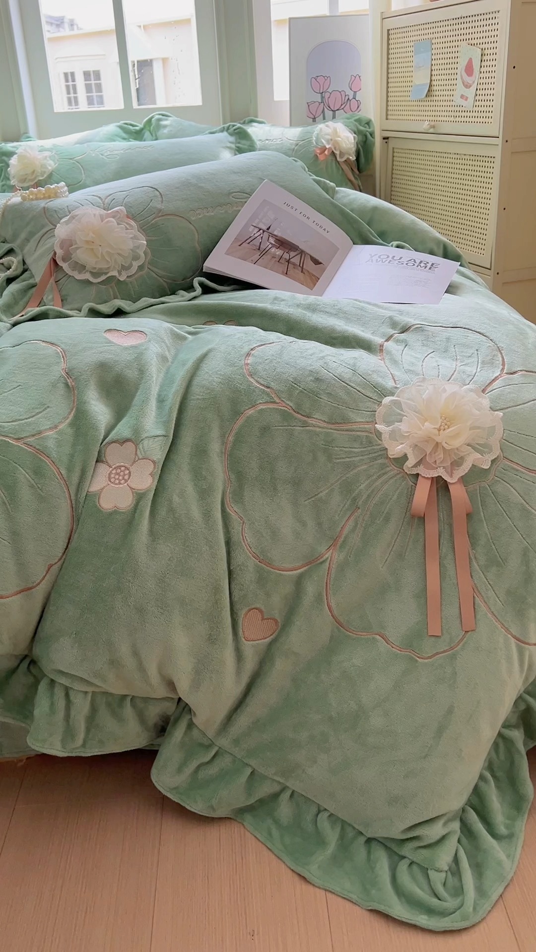 91家纺网 家纺一手货源 找家纺 【苏东来】2025高端韩版花边纯色甜美公主赫本风立体盘花牛奶绒刺绣花四件套清新少女婴儿法莱兔绒四件套 花开浪漫水绿