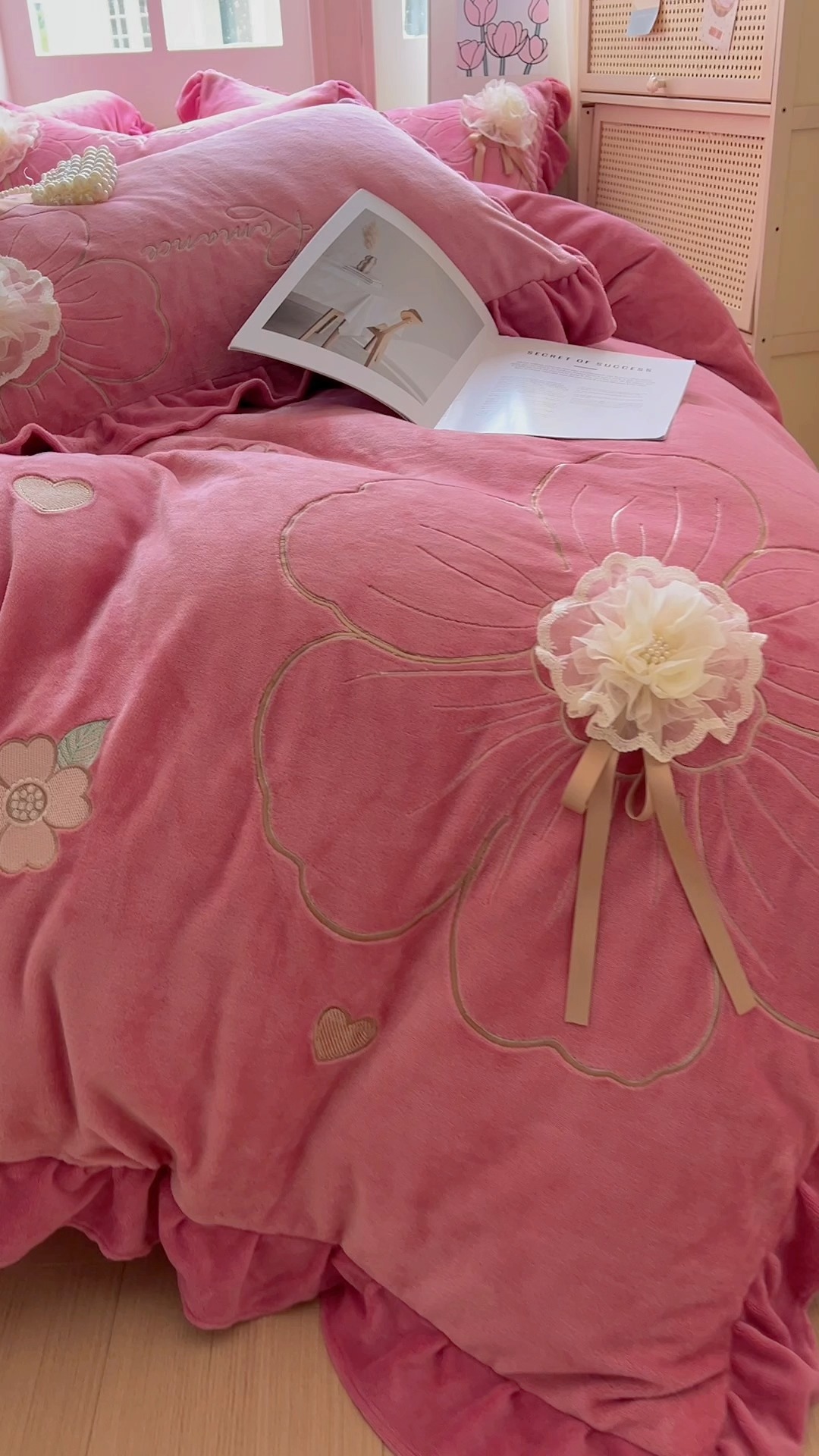 91家纺网 家纺一手货源 找家纺 【苏东来】2025高端韩版花边纯色甜美公主赫本风立体盘花牛奶绒刺绣花四件套清新少女婴儿法莱兔绒四件套 花开浪漫豆沙