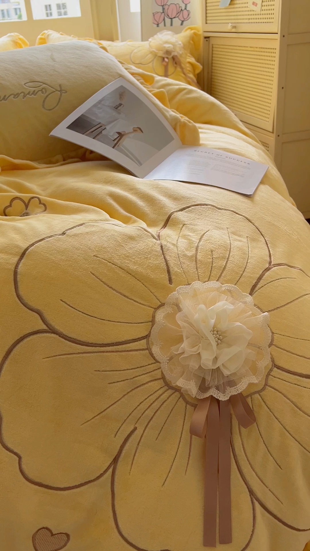 91家纺网 家纺一手货源 找家纺 （总）【苏东来】2025高端韩版花边纯色甜美公主赫本风立体盘花牛奶绒刺绣花四件套清新少女婴儿法莱兔绒四件套