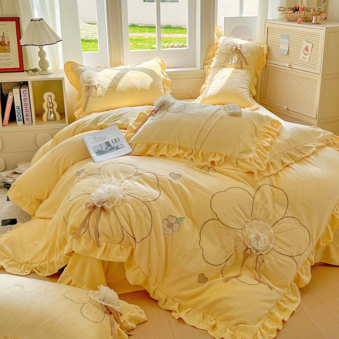 91家纺网 家纺一手货源 找家纺 （总）【苏东来】2025高端韩版花边纯色甜美公主赫本风立体盘花牛奶绒刺绣花四件套清新少女婴儿法莱兔绒四件套