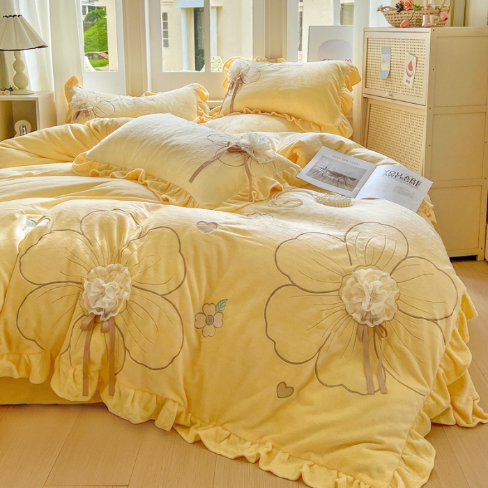 91家纺网 家纺一手货源 找家纺 （总）【苏东来】2025高端韩版花边纯色甜美公主赫本风立体盘花牛奶绒刺绣花四件套清新少女婴儿法莱兔绒四件套