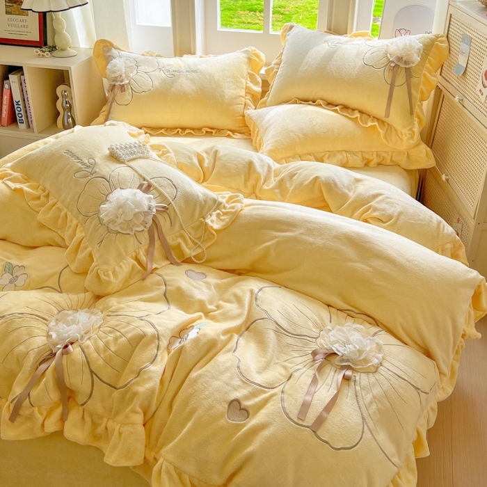 91家纺网 家纺一手货源 找家纺 （总）【苏东来】2025高端韩版花边纯色甜美公主赫本风立体盘花牛奶绒刺绣花四件套清新少女婴儿法莱兔绒四件套