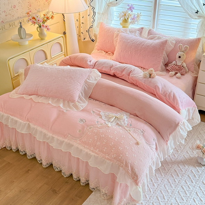 91家纺网 家纺一手货源 找家纺 漫布云2025秋冬新款11斤230g全消光牛奶绒夹棉床盖款四件套纯色蕾丝花边刺绣床裙款床盖